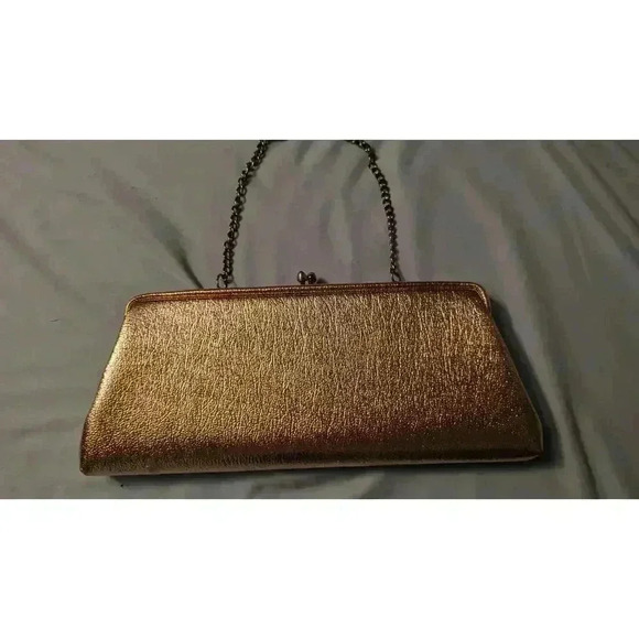 Women's gold clutch circa 1960s with gold chain and  kiss lock closure no brand - Picture 1 of 7